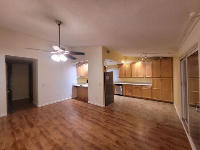 Foto del edificio - Beautiful home with wood floors