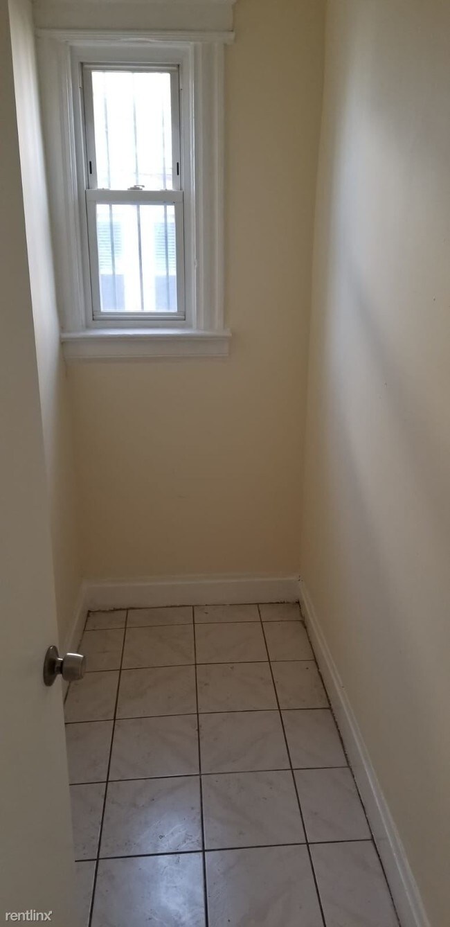 Foto del edificio - 3 br, 1 bath  - 97 Montgomery Ave # 1