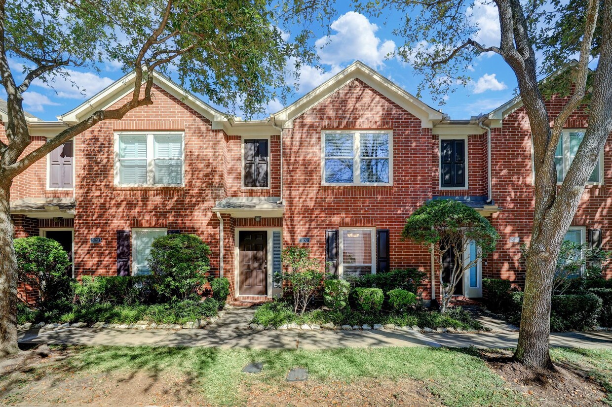 Primary Photo - 826 W Heights Hollow Ln