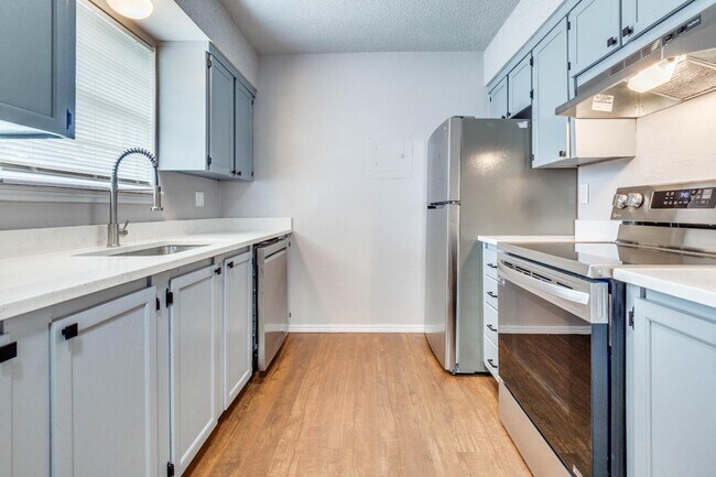 Foto del edificio - 1229 Lakecrest Dr