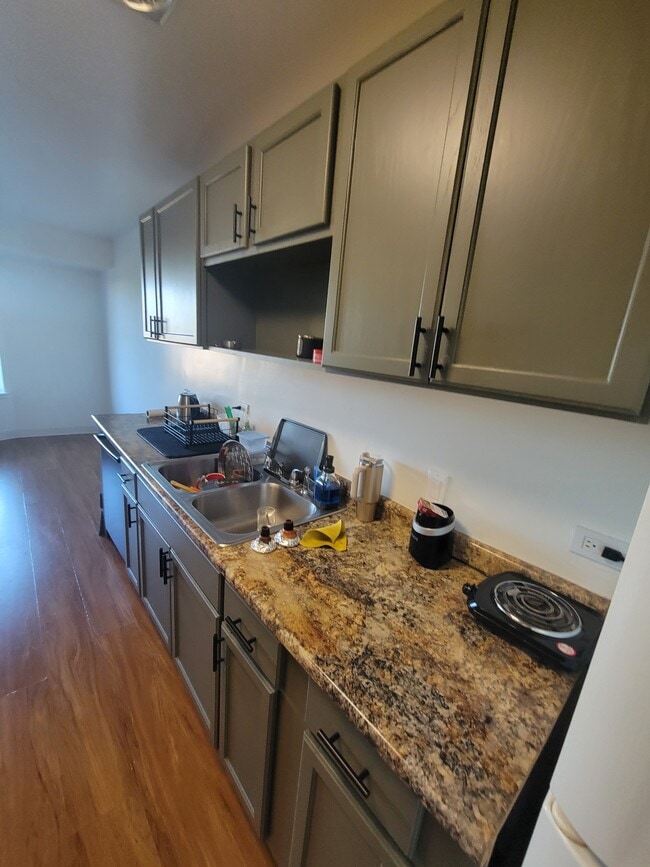 Kitchen - 5450 Astor Ln