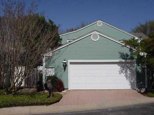 Foto principal - UT PRE-LEASE: Updated 3 bed / 2 bath Townh...