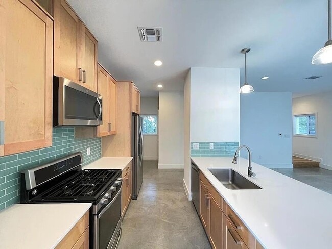 Building Photo - 2101 Montopolis Dr
