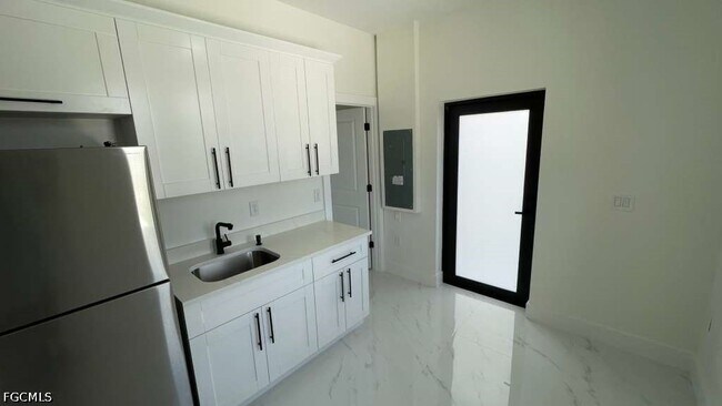 Foto del edificio - 528 Raintree St E
