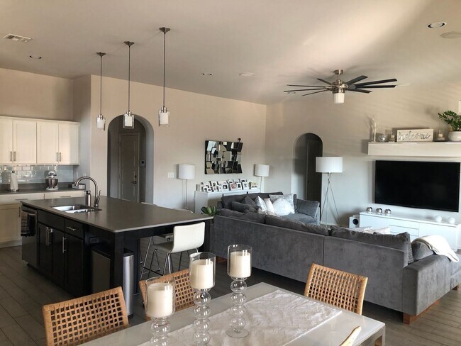 Foto del edificio - Lynn Lane Luxury Home!