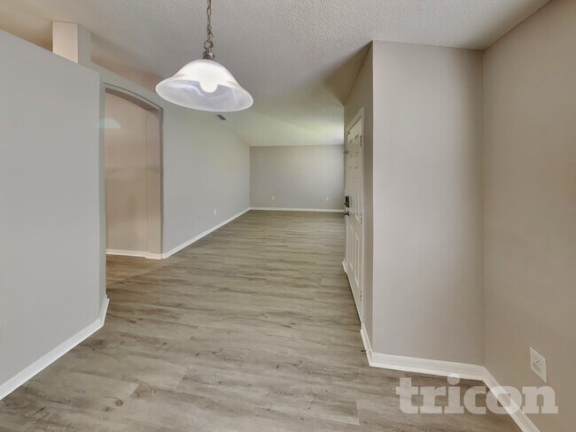 Foto del edificio - 102 Milton Pl