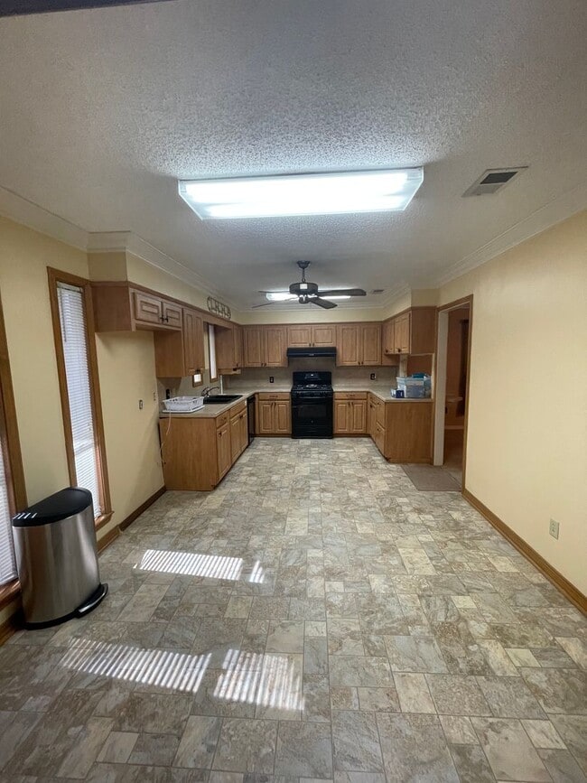 Building Photo - Gorgeous 3 Bedroom Home with Sunroom and Bonus Room!
