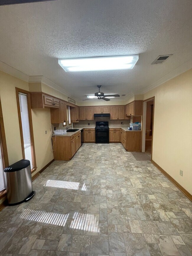 Foto del edificio - Gorgeous 3 Bedroom Home with Sunroom and Bonus Room!