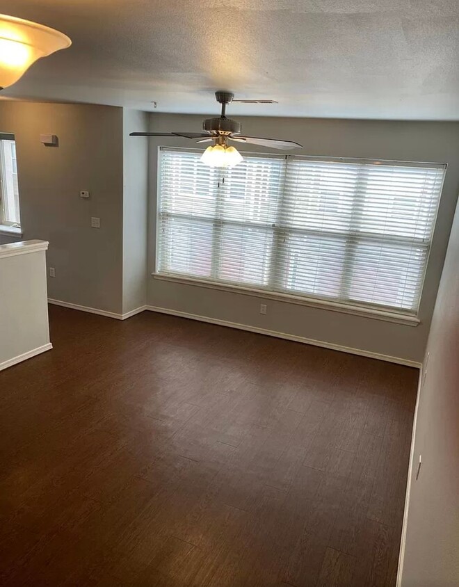 Foto principal - 2-Bedroom, 2.5-Bathroom Townhome w/ Garage...