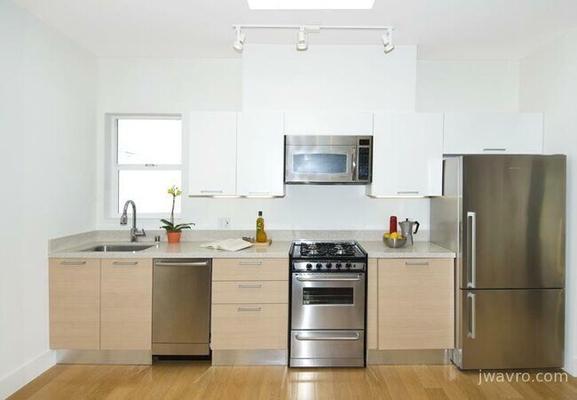 Building Photo - 566 S Van Ness Ave