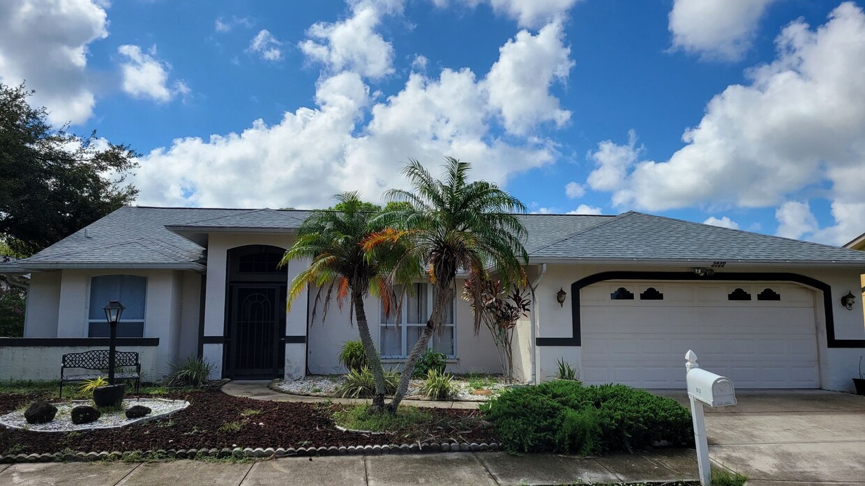 Primary Photo - PENDING LEASE-Annual unfurnished 4/2 SFH i...