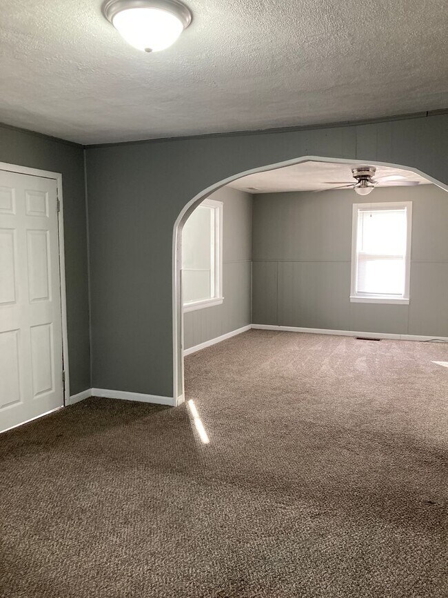 Building Photo - 3 Bedroom, 2 bathroom House!