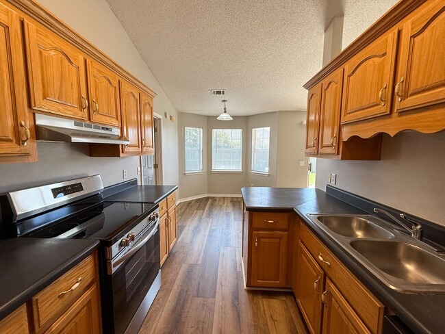 Building Photo - 3 bedroom 2 bath home with all new floorin...
