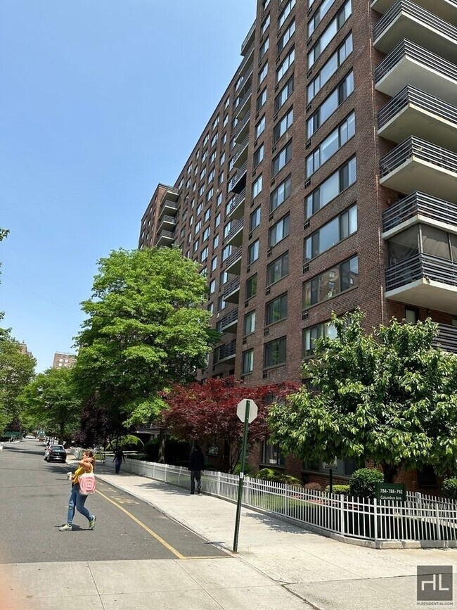 Building Photo - Bright & Extra Large Studio in Doorman/Ele...