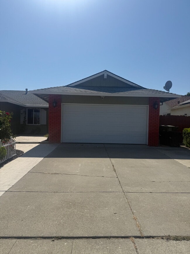 Building Photo - Charming 4 bedrooms and 2 full bathrooms L...
