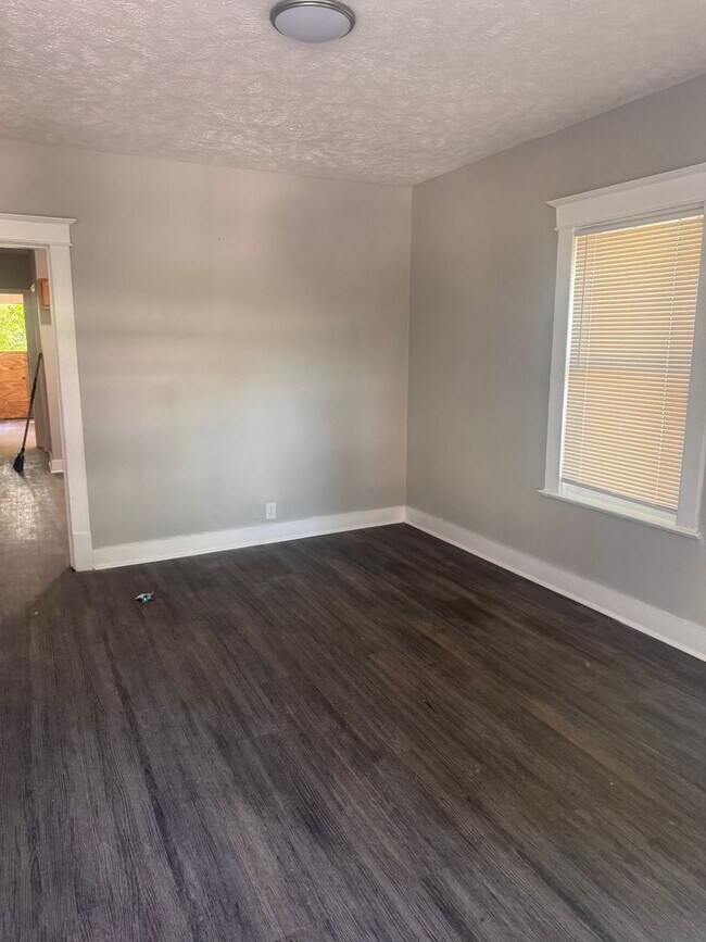 Building Photo - 1724 W Ormsby Ave