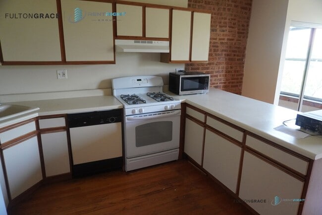 Building Photo - 1251 W Devon Ave