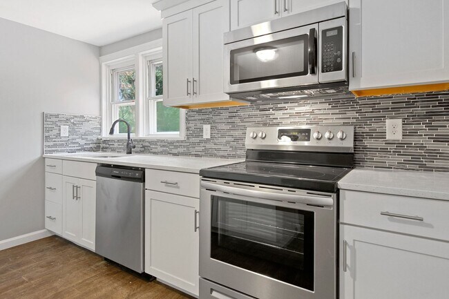 Foto del edificio - Coming Soon! Spacious 3 Bedroom, 1 Bath Ho...