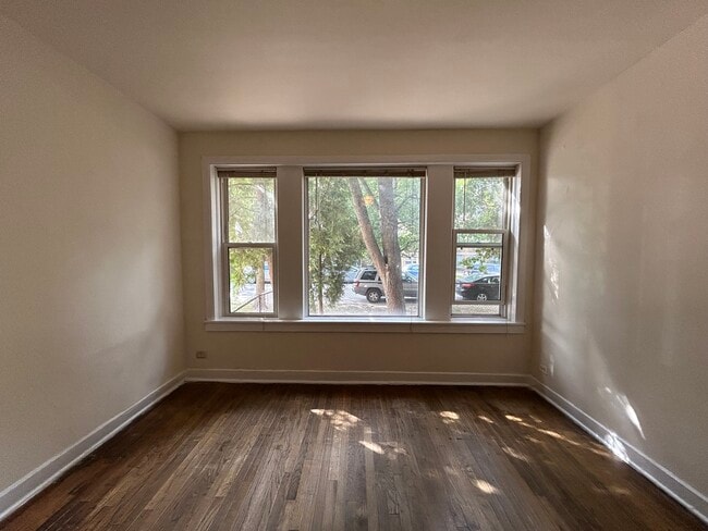Building Photo - 2554 W Eastwood Ave