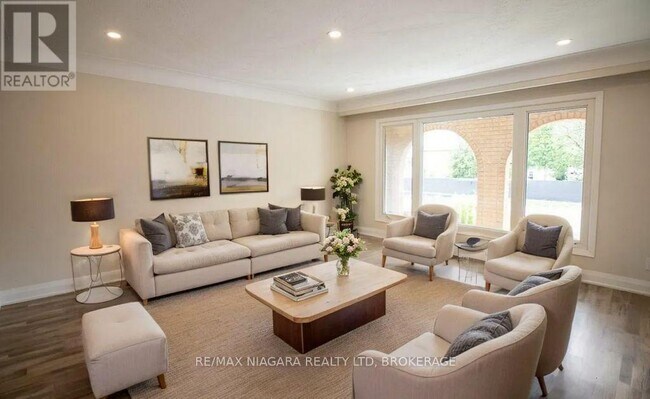 Building Photo - 510 Queen Victoria Dr