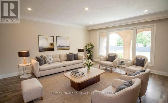 Photo du bâtiment - 510 Queen Victoria Dr