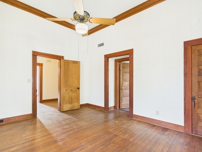 Building Photo - Charming & Authentic 1933 Cottage