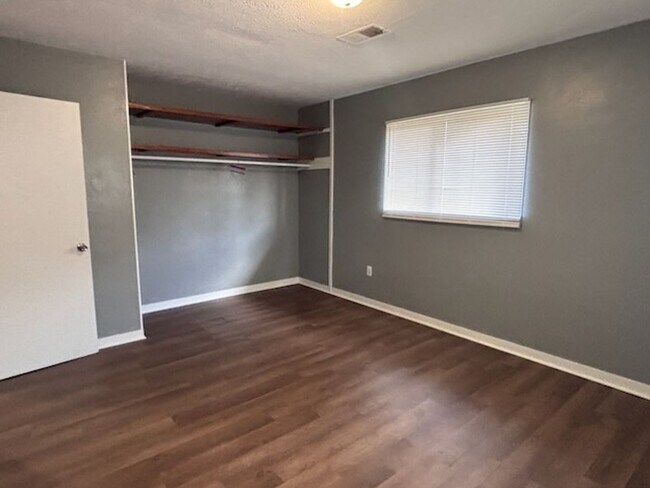 Foto del edificio - 1670 Kentwood Dr