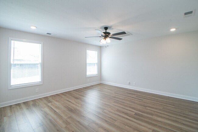 Building Photo - 433 Pomeroy Dr