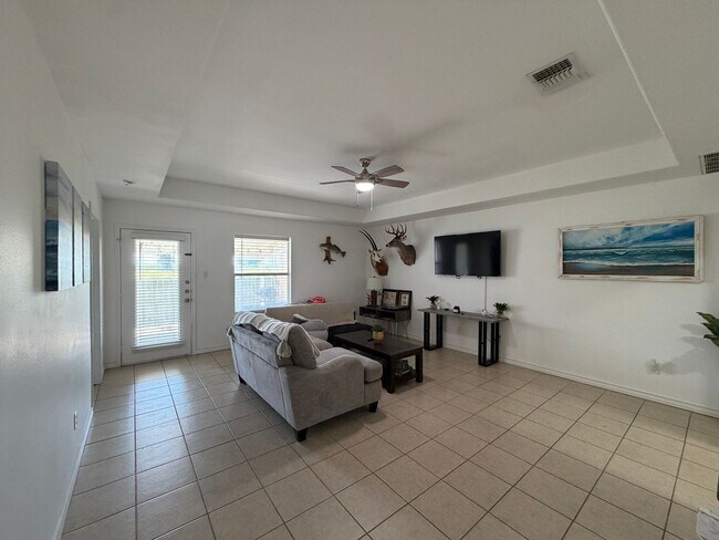 Building Photo - THREE BEDROOMS TWO BATH ONE STORY DUPLEX