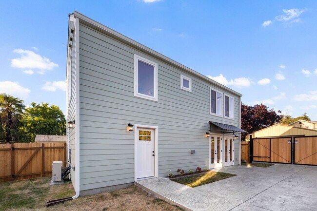 Foto del edificio - Brand New Two Bedroom Home Built in Highla...