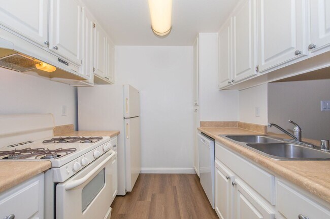 Foto del edificio - Stop by today at the 1 bed / 1 bath of you...