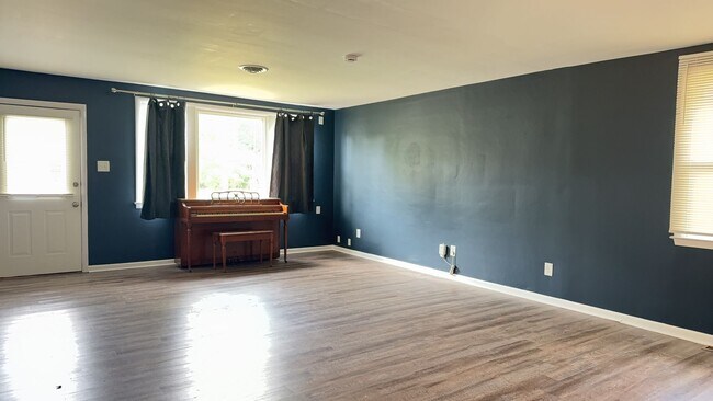 Building Photo - Well-Maintained 3-Bedroom Home with Fenced Backyard & Assigned Parking in Central Chesapeake