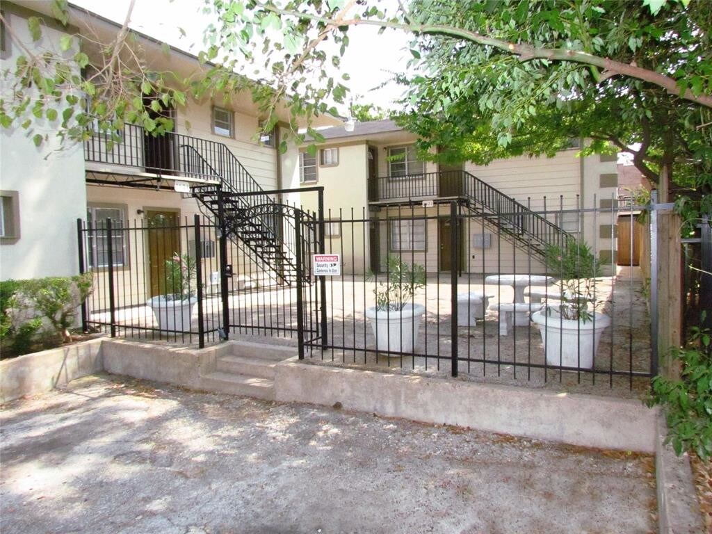 Primary Photo - 2522 Binz St