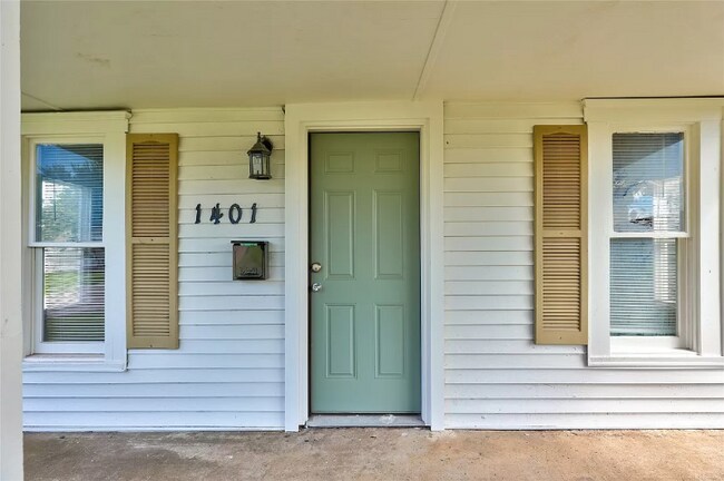 Building Photo - 1401 S Dille Ave