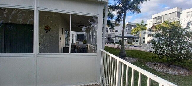 Foto del edificio - 2998 Sunrise Lakes Dr E