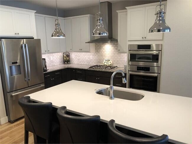 Foto del edificio - Four Bedroom Townhome with 2-car Garage Av...