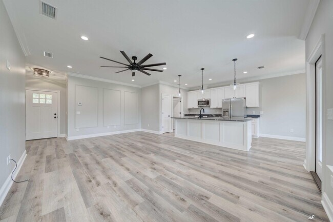 Foto del edificio - 4447 Huckleberry Ln