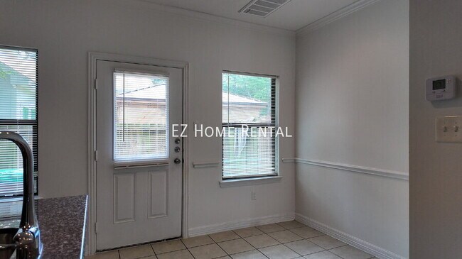 Foto del edificio - 8710 Knox St