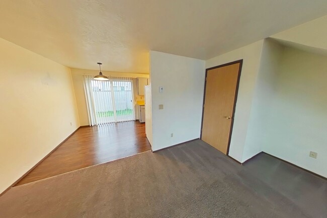 Building Photo - 2 Bedroom Townhouse ~ Close to Downtown