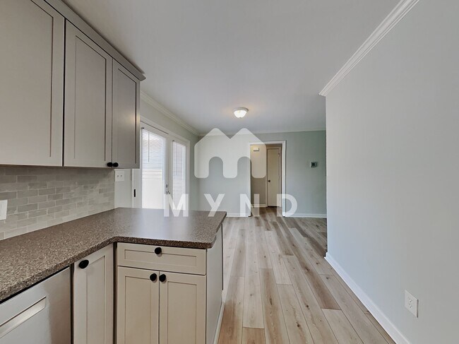 Building Photo - 3001 Pinehurst Dr