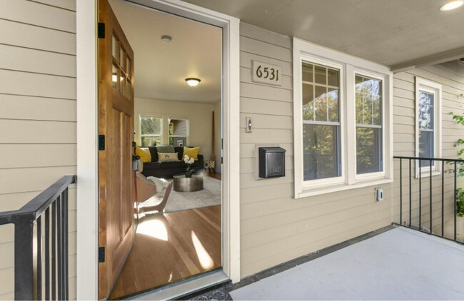 Building Photo - Charming Arbor Lodge Bungalow with Finishe...