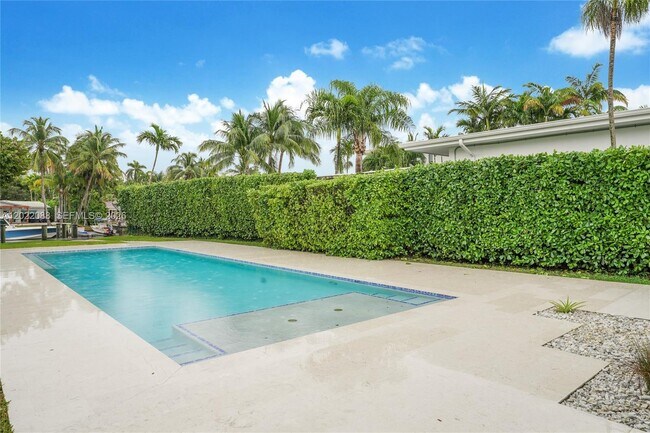Foto del edificio - 801 NE 76th St