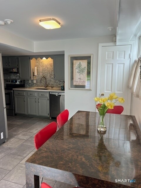 Foto del edificio - 437 Hulls Farm Rd