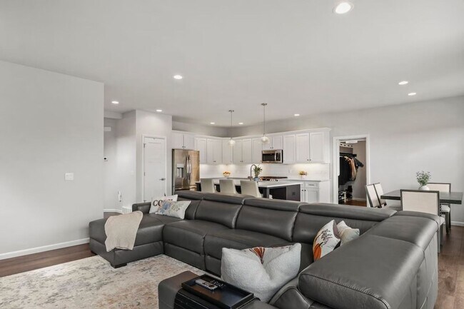 Foto del edificio - 323 Galileo Dr