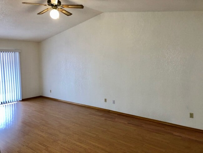 Building Photo - Cute 2 Bedroom Home w/ Garage Near Golf Co...