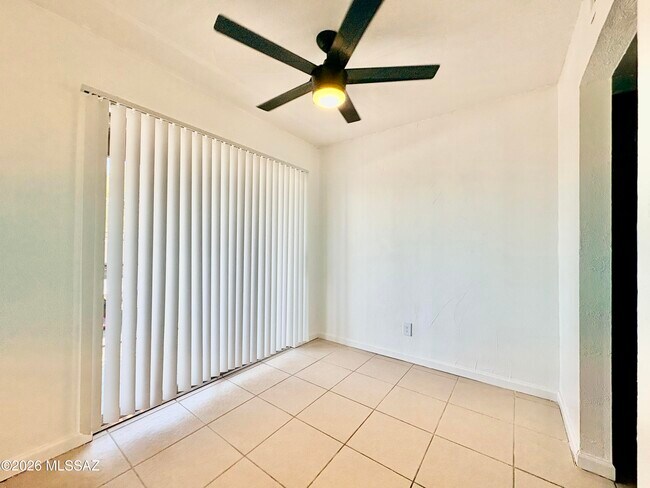 Foto del edificio - 1620 N Wilmot Rd