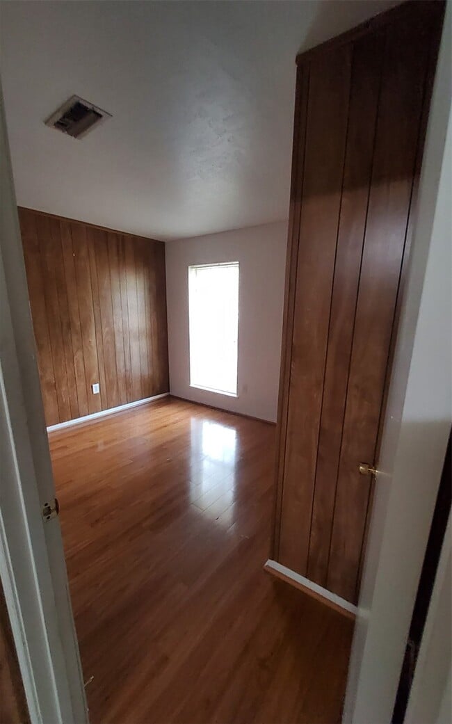 Building Photo - 2121 Redwood St