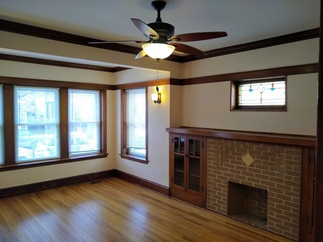 Building Photo - 3347 N Harding Ave