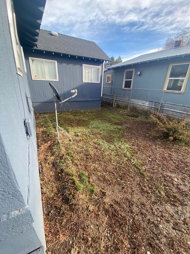 Building Photo - 3 Bedroom 1 Bath Home