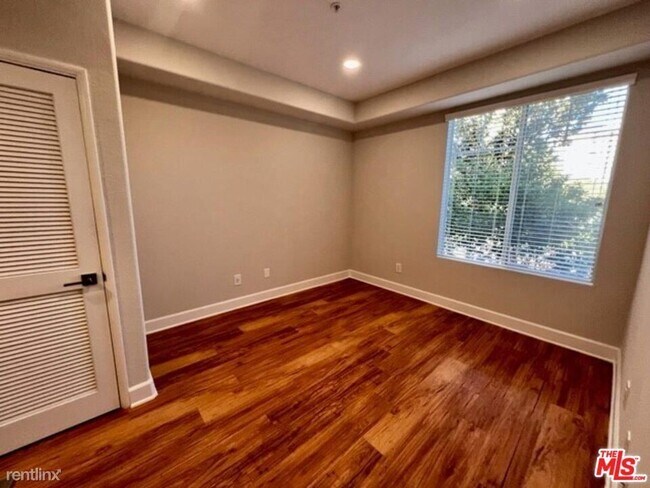 Building Photo - 2 br, 2 bath Condo - 5551 W 6th St Apt 3113